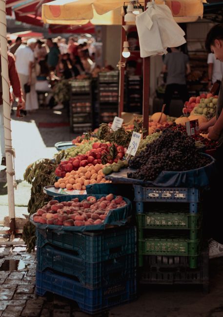 Guide des meilleures trattorias romaines 5 Testaccio food market stalls colorful produce