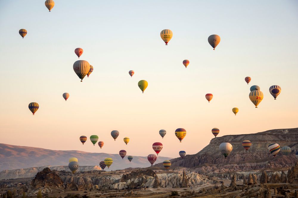 Globos aerostáticos sobrevolando Capadocia al atardecer