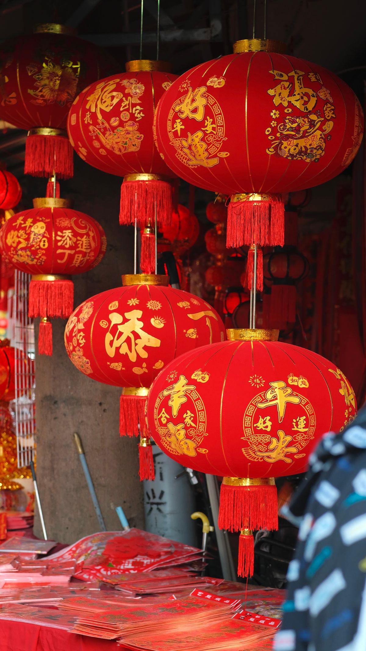 Red lanterns for Chinese New Year, Lantern Festival, temple fair, and greeting pages. Public-source visual preview.