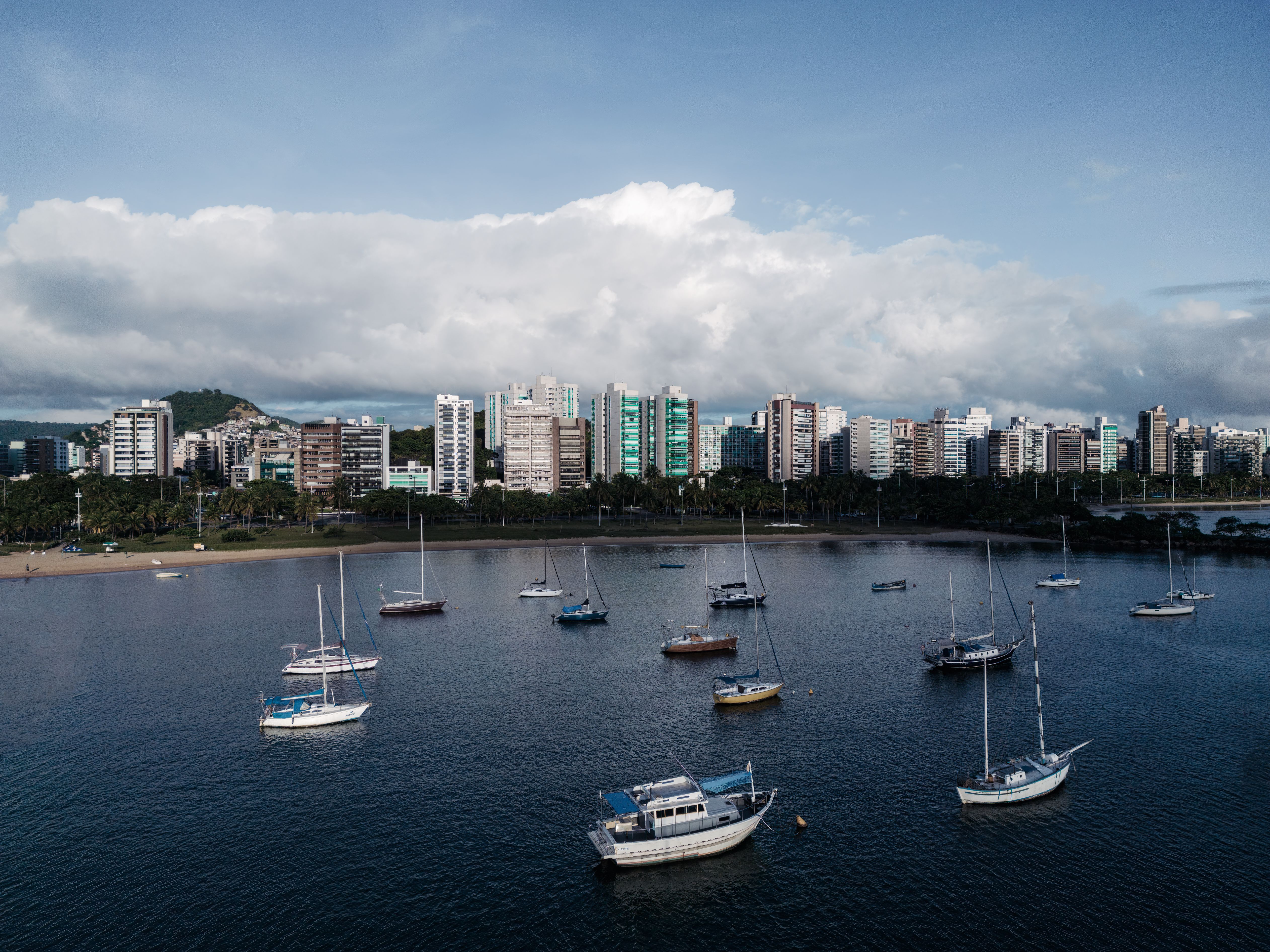Sailboats on Lake in City · Free Stock Photo