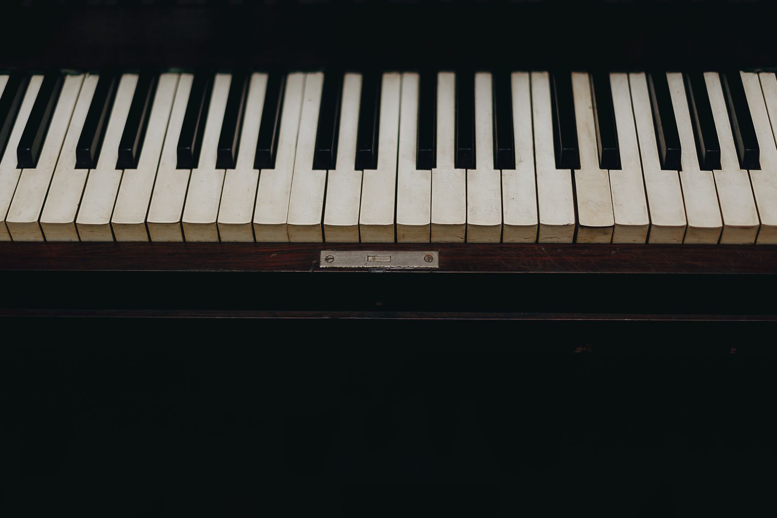 Teclas de un piano en primer plano