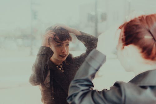 Kostenloses Stock Foto zu haare fixieren, hübsch, kaukasisches mädchen