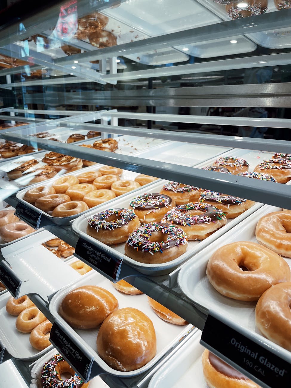 展示柜中的诱人甜点