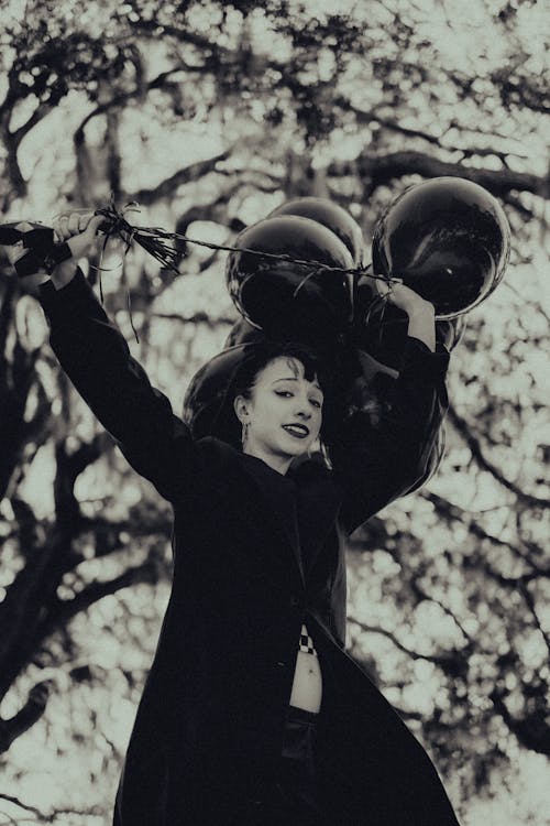 Darmowe zdjęcie z galerii z balony, czarno-biały, fotografia mody