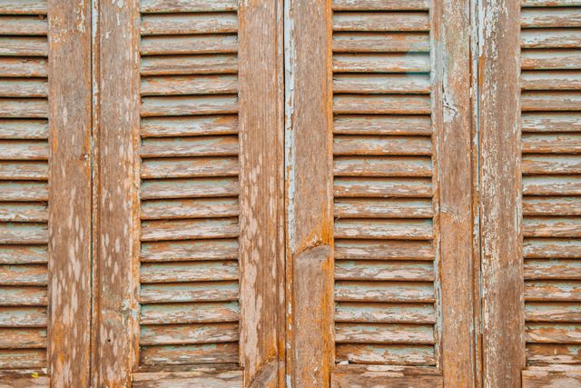 Volets en bois à la peinture écaillée avant décapage