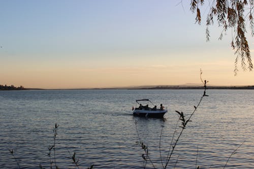Безкоштовне стокове фото на тему «Захід сонця, катання на човнах, люди»