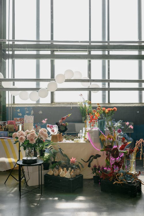 Kostnadsfri bild av ballonger, blommor, bord