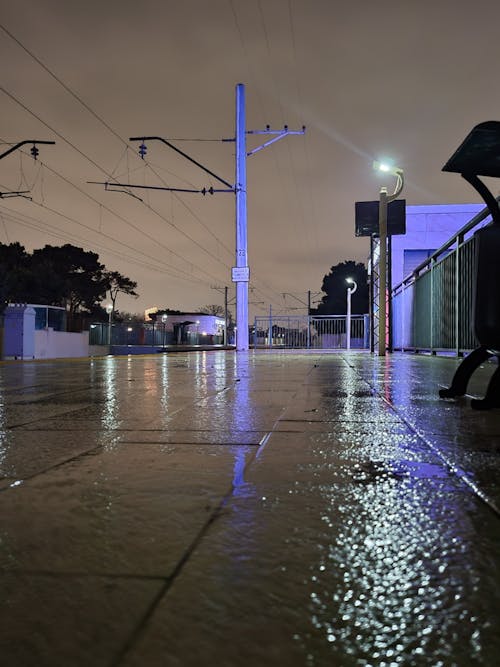 tren durağı, yağışlı, yağışlı gün içeren Ücretsiz stok fotoğraf