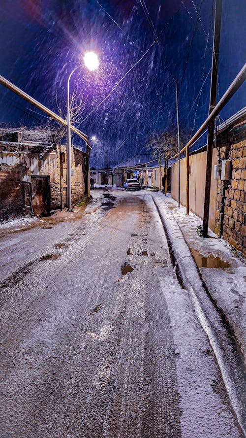 Základová fotografie zdarma na téma backstreet, padající sníh, v noci
