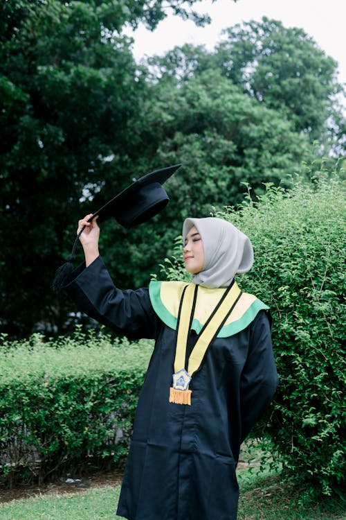 Základová fotografie zdarma na téma akademický klobouk, držení, hidžáb
