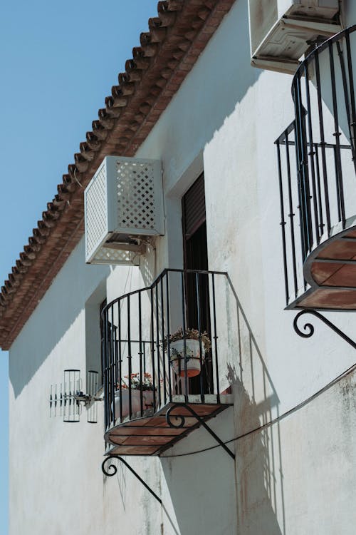 Fotobanka s bezplatnými fotkami na tému balkóny, biela stena, budova