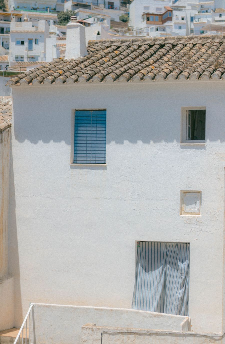 Fachada encalada de una vivienda mediterranea al atardecer