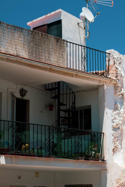 Fotobanka s bezplatnými fotkami na tému balkóny, jasná obloha, kroky