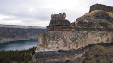 戏剧性的岩石悬崖俯瞰着被大自然美丽包围的平静河流