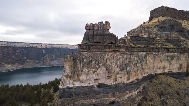 戏剧性的岩石悬崖俯瞰着被大自然美丽包围的平静河流