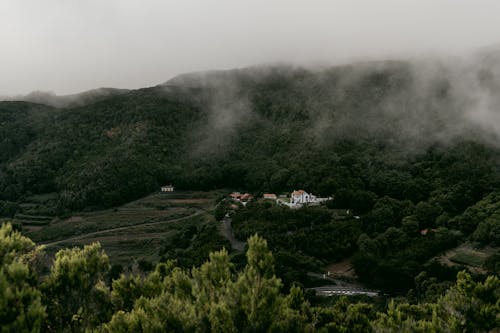 Foto profissional grátis de aldeia de montanha, cadeia de montanhas, casa na fazenda