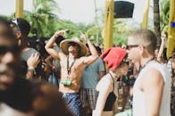 在巴西博阿维斯塔，有趣的户外节日现场，人群正享受着阳光明媚的一天