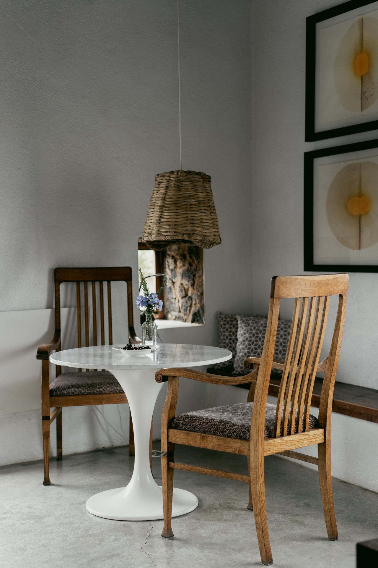 10 Small Pedestal Tables That Make Tiny Rooms Feel Bigger
