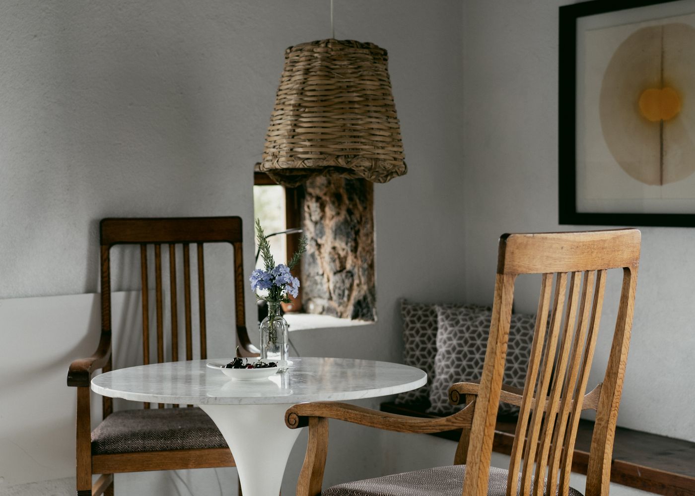 Small dining corner with round table and wooden chairs