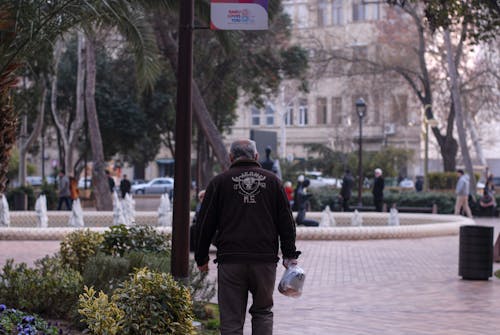 adam, arkadan görünüm, Çeşme içeren Ücretsiz stok fotoğraf