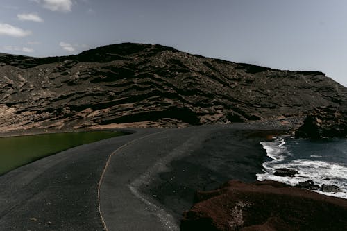 Foto profissional grátis de beira-mar, estéril, formação rochosa