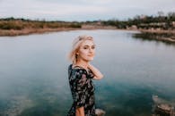 湖边，一位金发女子的宁静户外肖像散发着平静与美丽