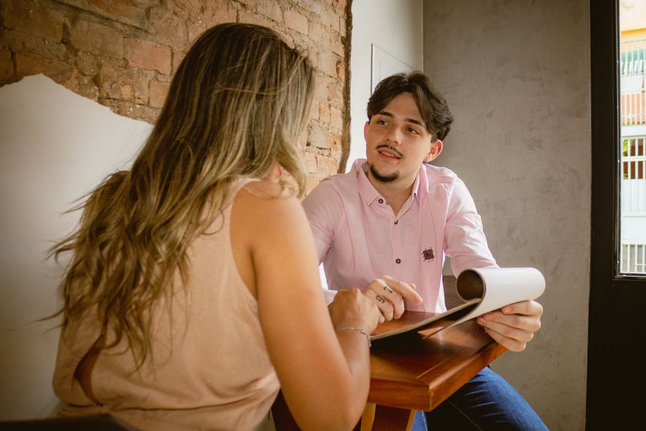 dois profissionais conversando em escritório de cartório, gestão de equipe