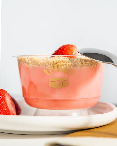Kostnadsfri bild av jordgubbs efterrätt, kopp, matfotografi