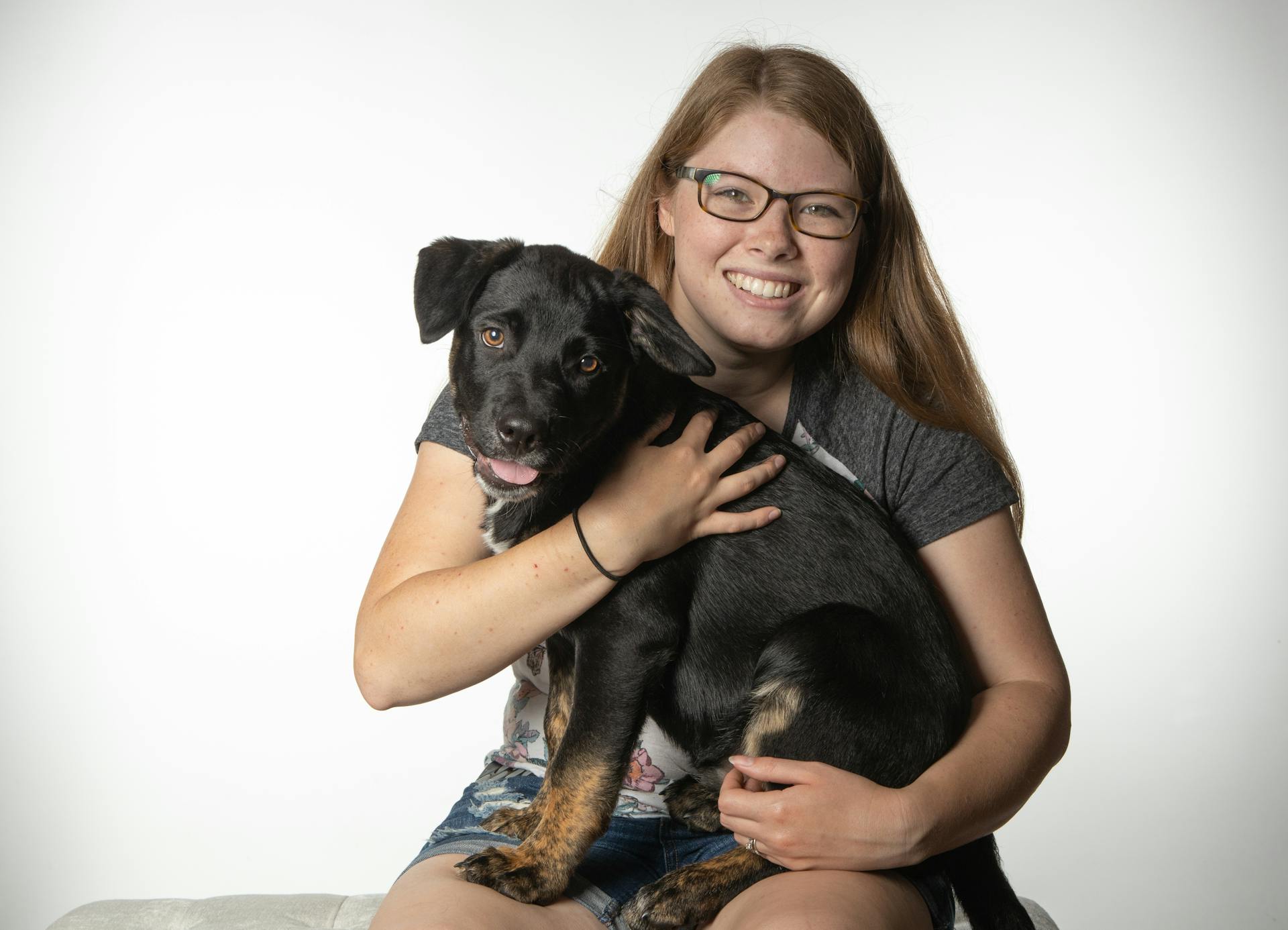 Een vrouw die haar hondje vasthoudt