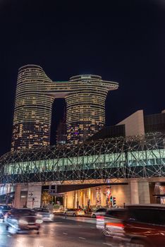 Futuristisches Nacht & Architektur – Majestätisches Cyberpunk-Motiv