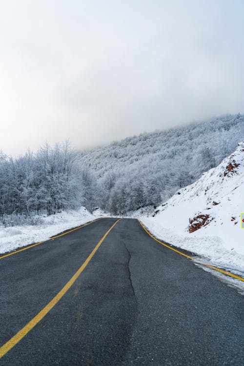 Strada Di Montagna Durante I Periodi Invernali