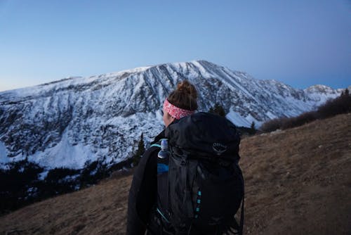 Foto Der Frau, Die Schwarze Tasche Trägt