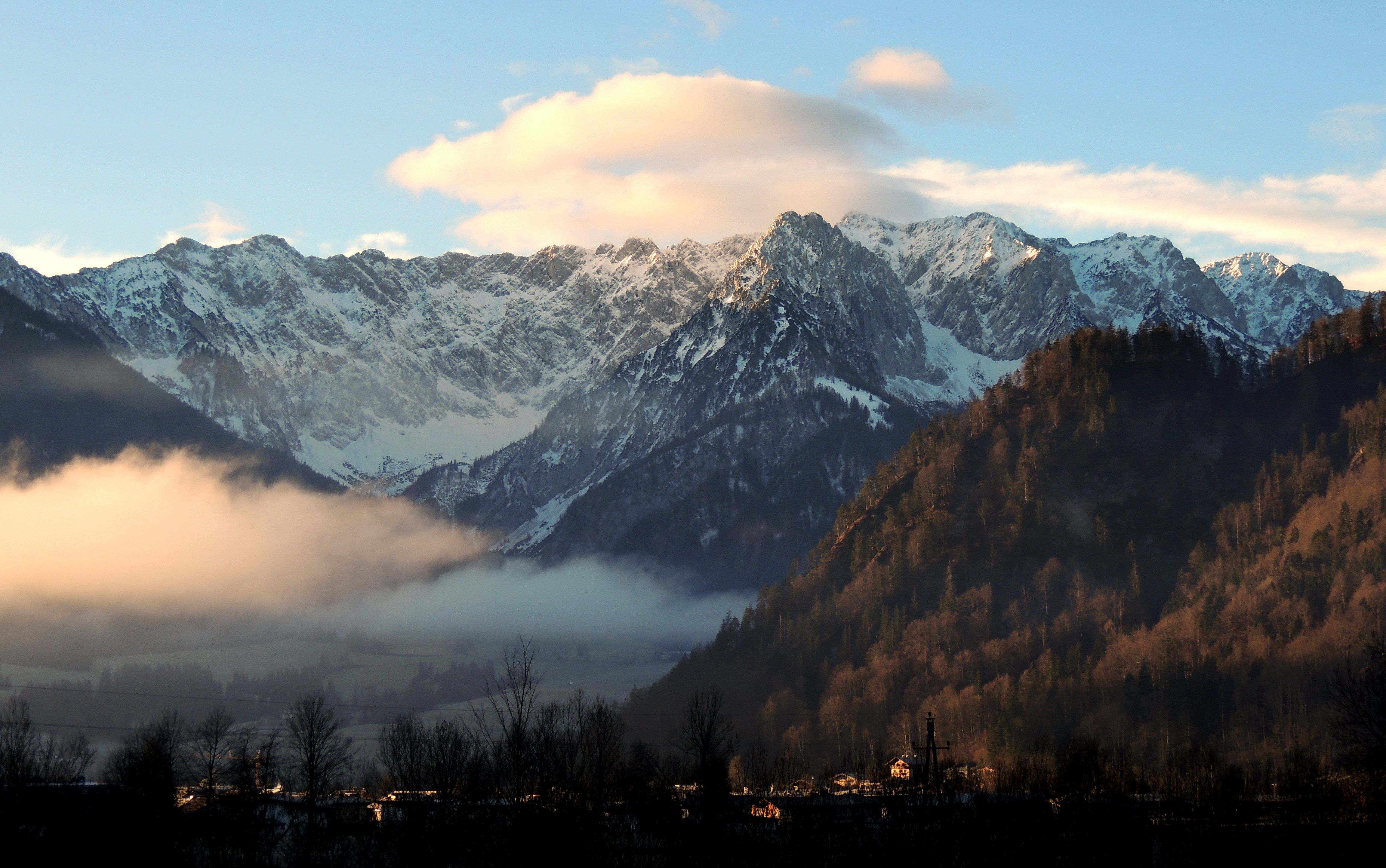cloud-and-mountains-behind-free-stock-photo