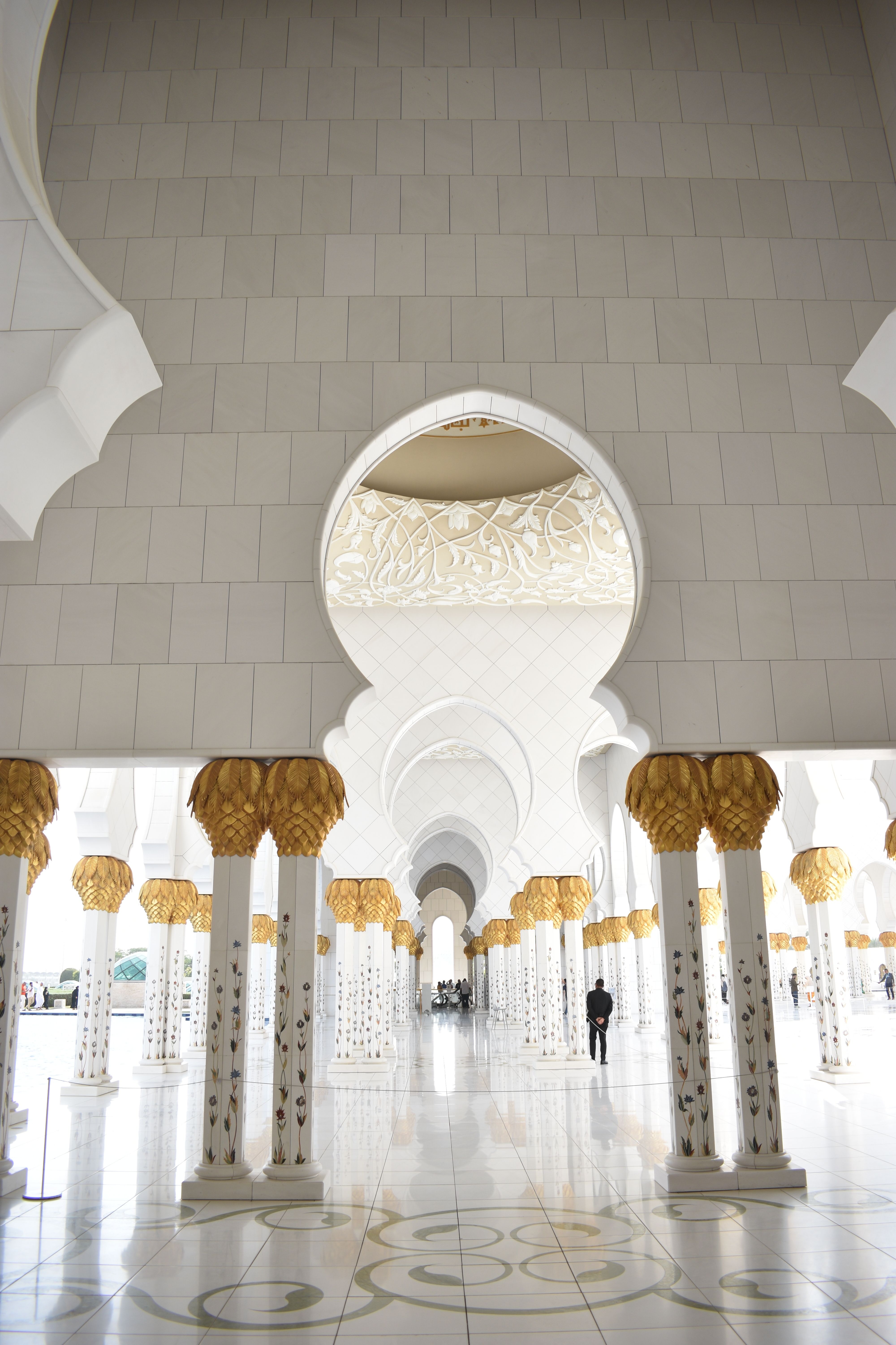 Columns of Sheikh Zayed Grand Mosque in Abu Dhabi · Free Stock Photo