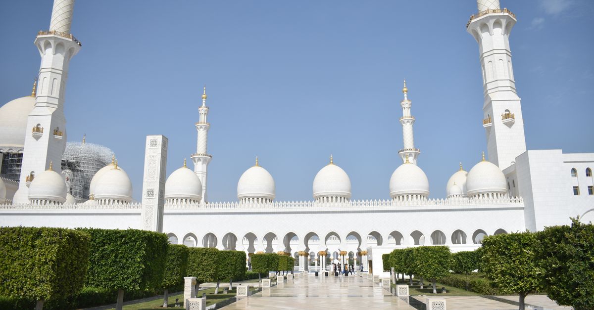Beautiful view of the Sheikh Zayed Grand Mosque showcasing its domes and minarets under a clear blue