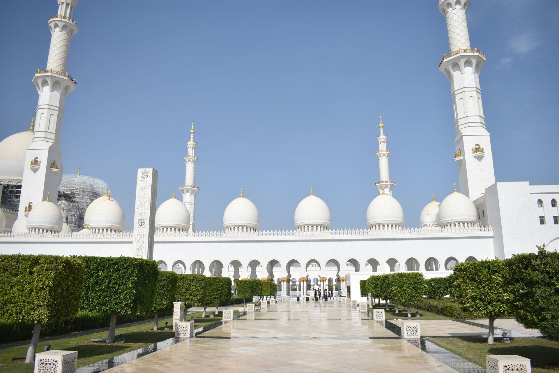 Beautiful view of the Sheikh Zayed Grand Mosque showcasing its domes and minarets under a clear blue