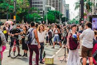 在圣保罗热闹的街头聚会上，不同的人群享受着庆祝活动