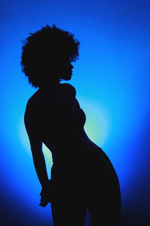 Fotos de stock gratuitas de cabello afro, luz azul, mujer