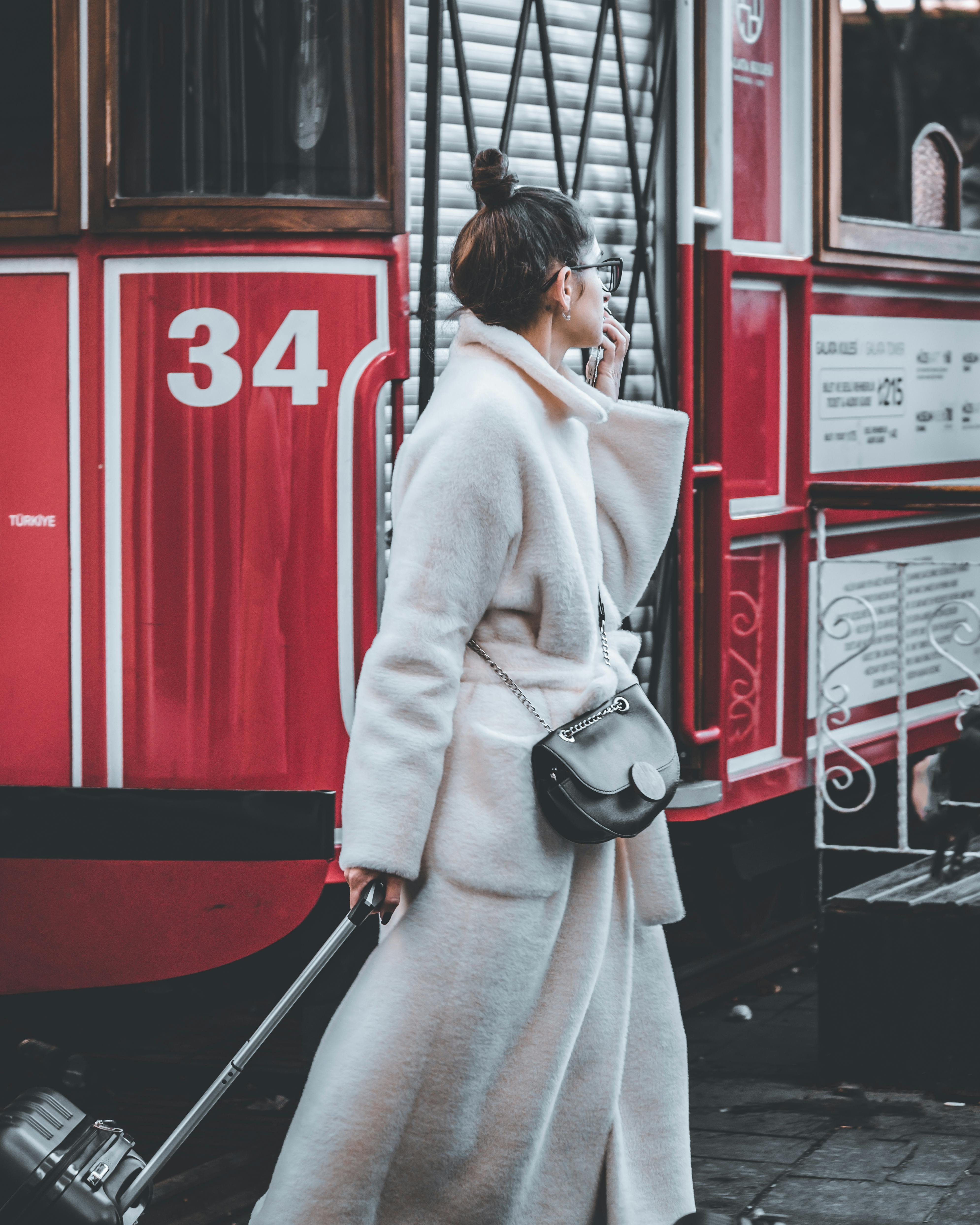 bezplatná Základová fotografie zdarma na téma 34, červená tramvaj, cesta Základová fotografie