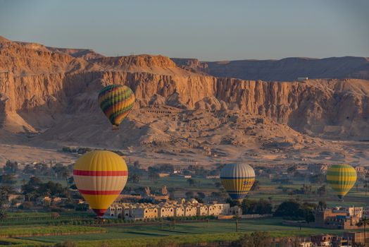 Hot-air balloon over Thebes — Luxor