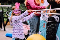 在西弗吉尼亚州惠灵的户外节日上，小女孩享受着有趣的水上活动