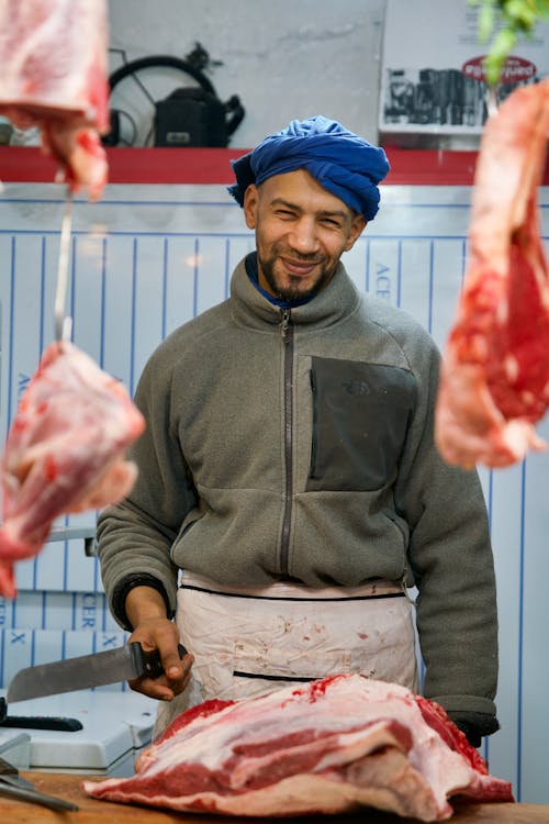 Foto profissional grátis de açougueiro, avental, carne