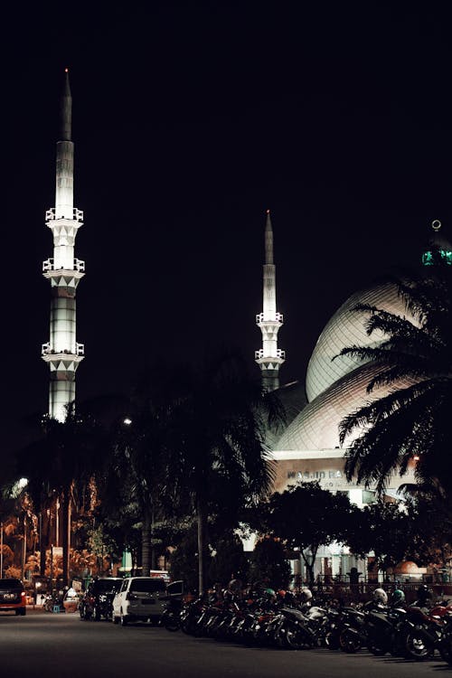 Nachts Beleuchtete Minarette
