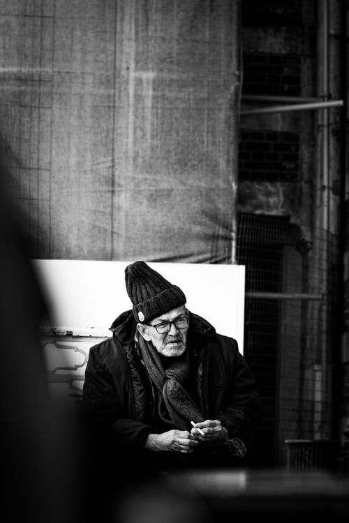 Free Black and white portrait of an elderly man with eyeglasses and hat in İstanbul street. Stock Photo