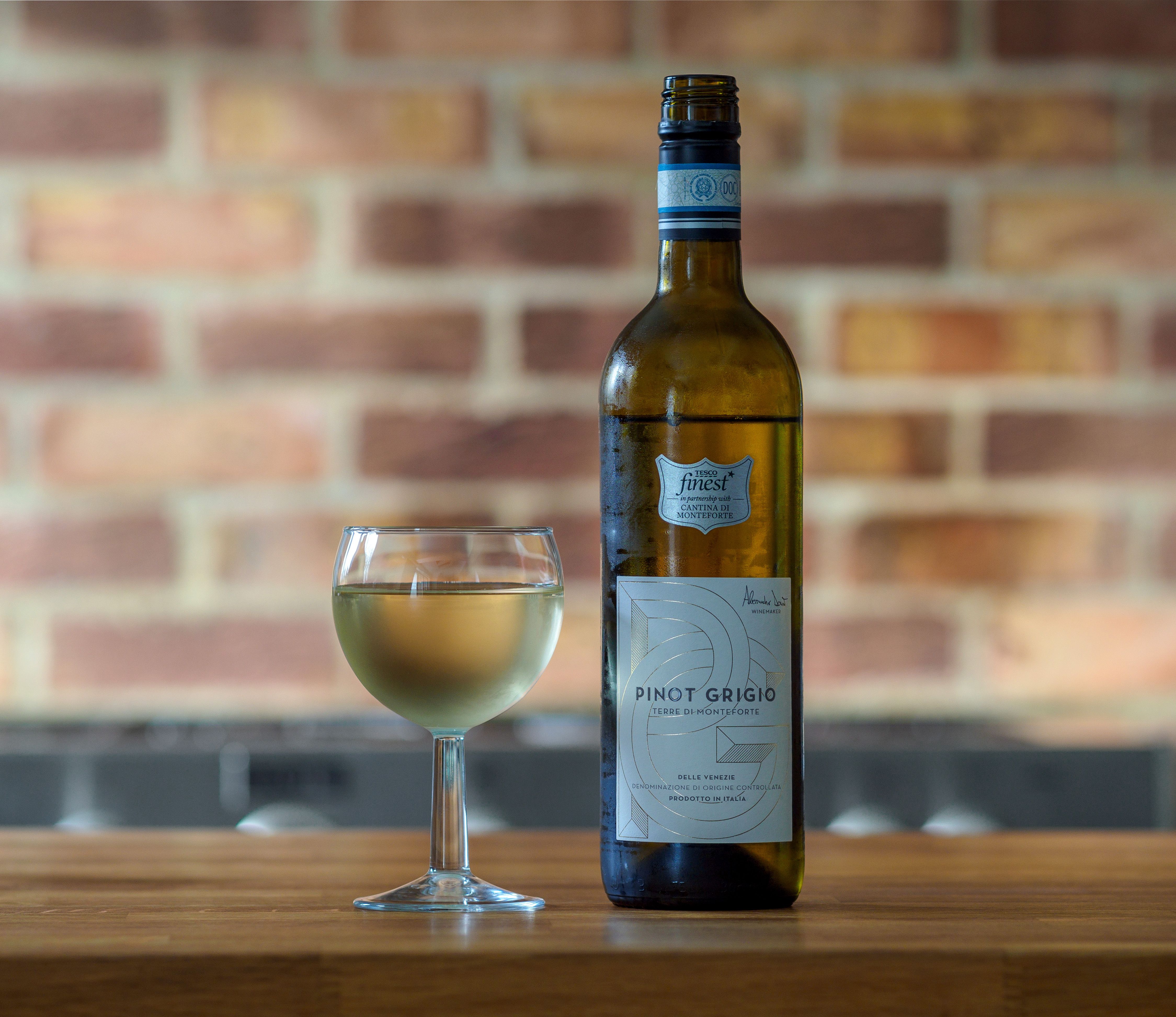 White wine bottle label with certification logos and grape information