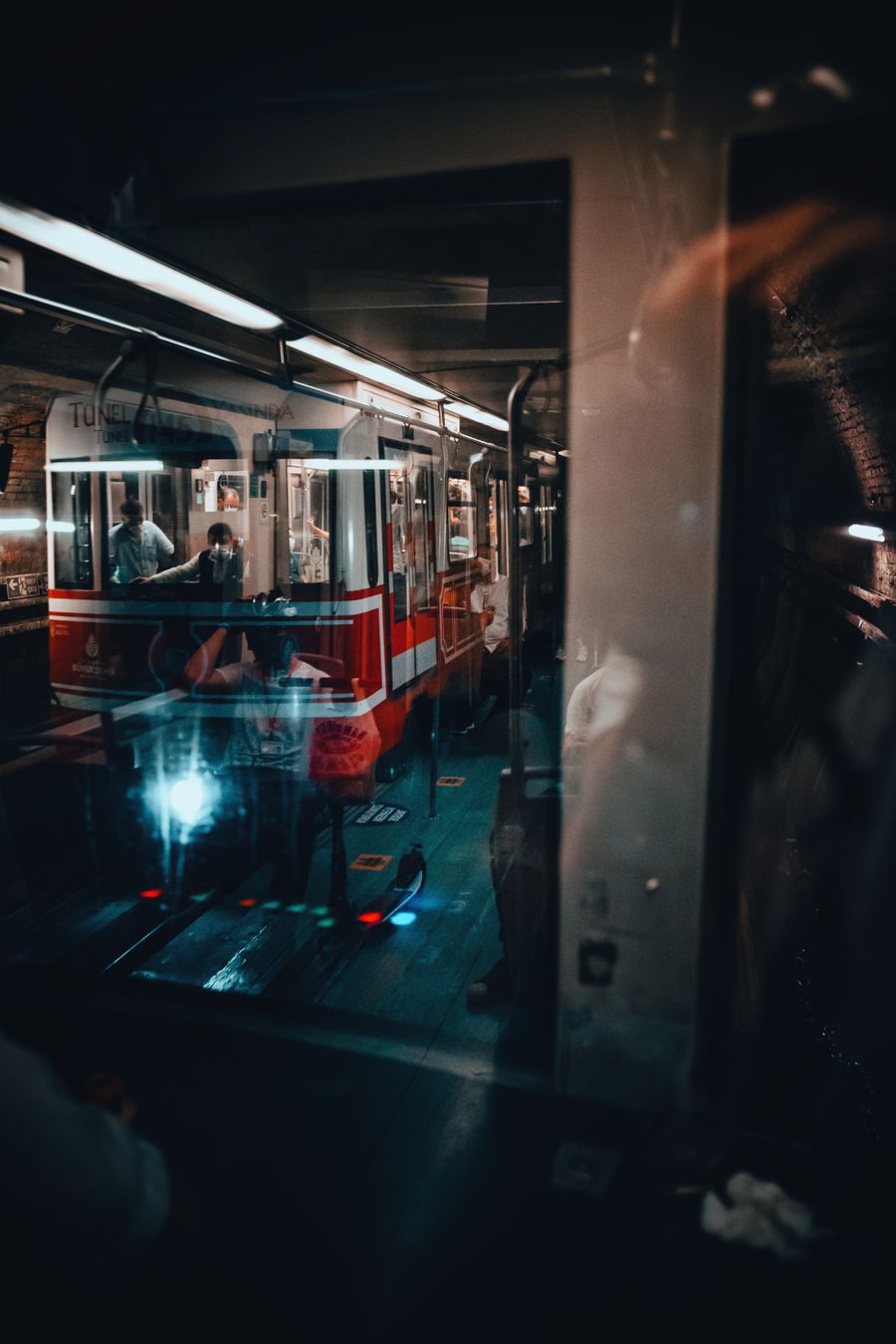 Karanlıkta yansıyan kırmızı bir metro treni