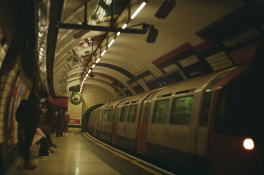 Rame du métro londonien arrivant en station