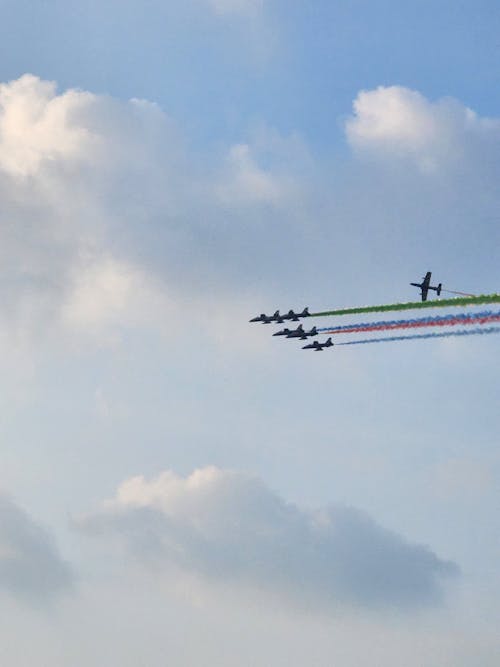 Foto profissional grátis de aviões militares, céu azul, esteiras de fumaça
