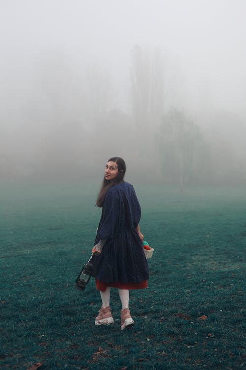 Základová fotografie zdarma na téma chůze, držení, éterický