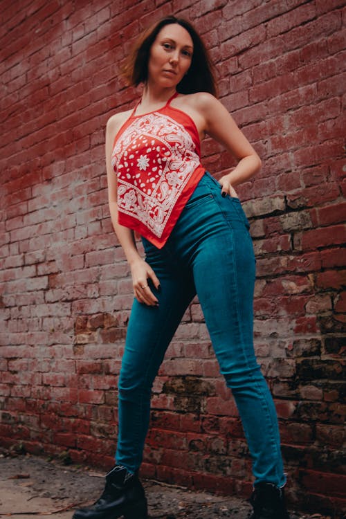 Foto profissional grátis de blusa vermelha, fotografia de moda, jeans